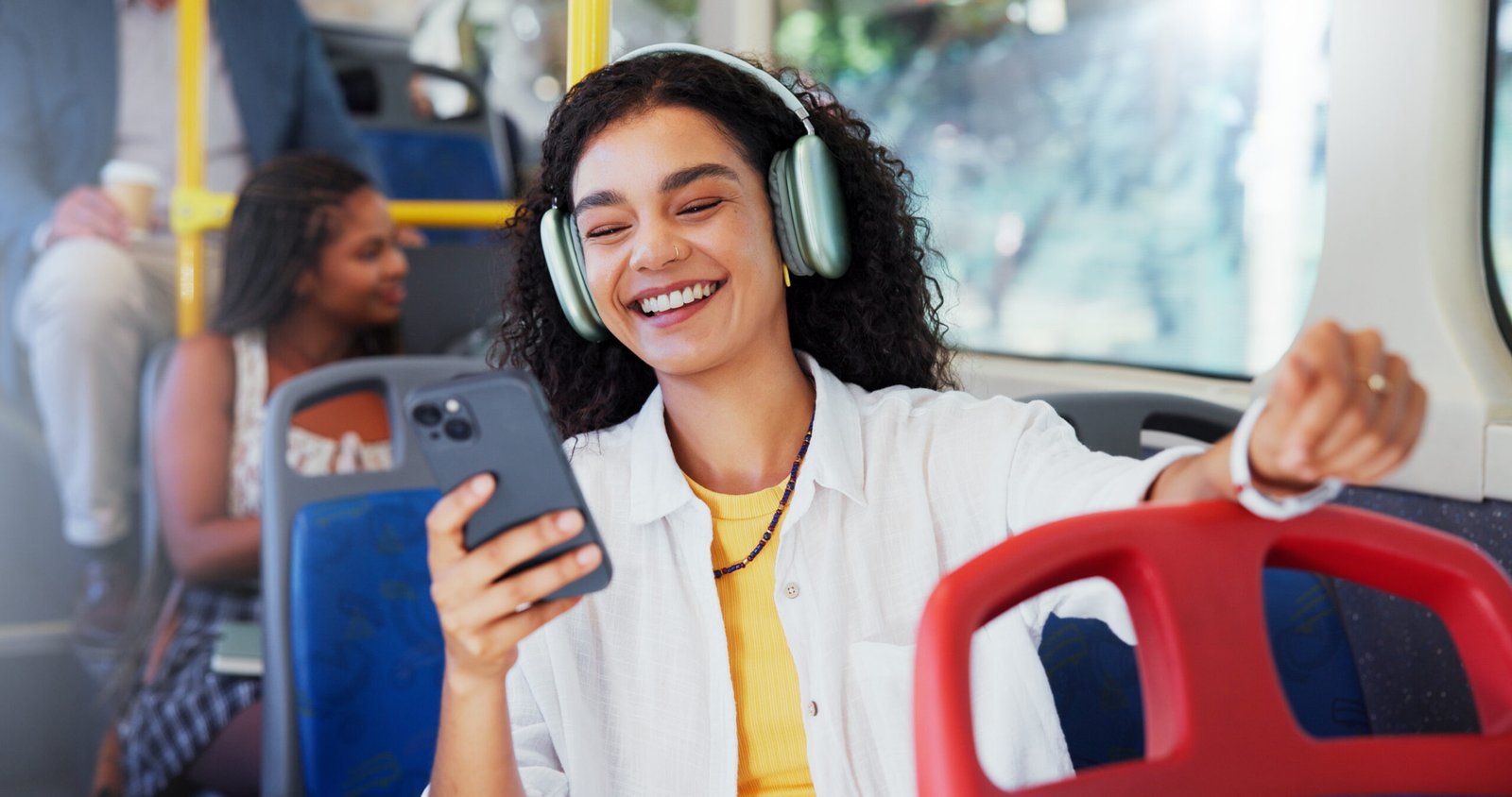 No celular a caminho do trabalho